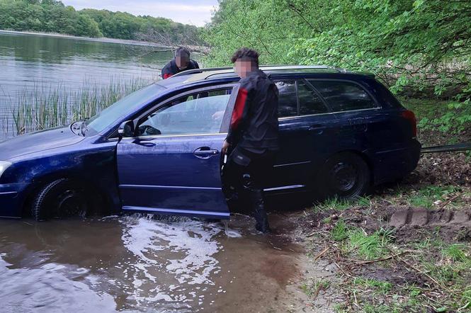 ZWŁOKI w zatopionym aucie! Samochód wyłowiono z jeziora