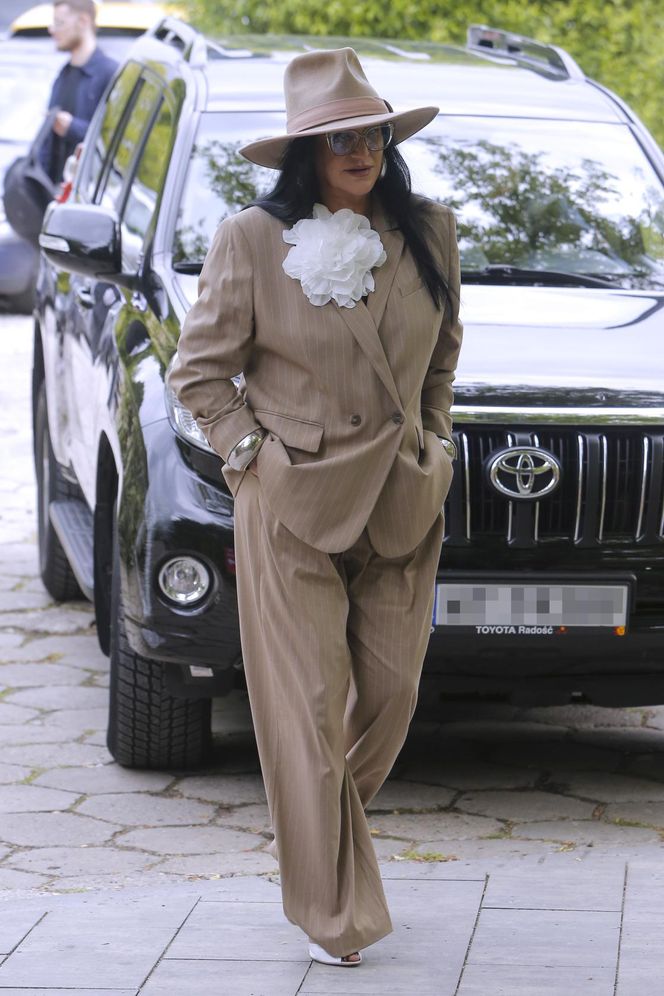 Kayah niczym bogata wdowa po gangsterze. A to garnitur z sieciówki!