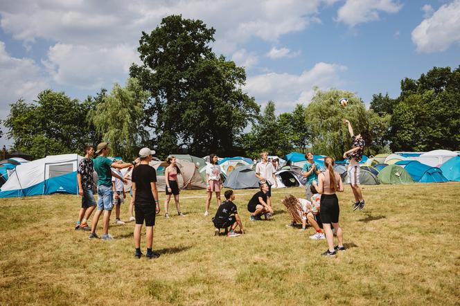 Festiwal Życia w Kokotku trwa. To chrześcijański Woodstock ZDJĘCIA 