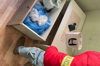 Zatrzymali sześćdziesięciolatka. 9 kg narkotyków chował w kanapie