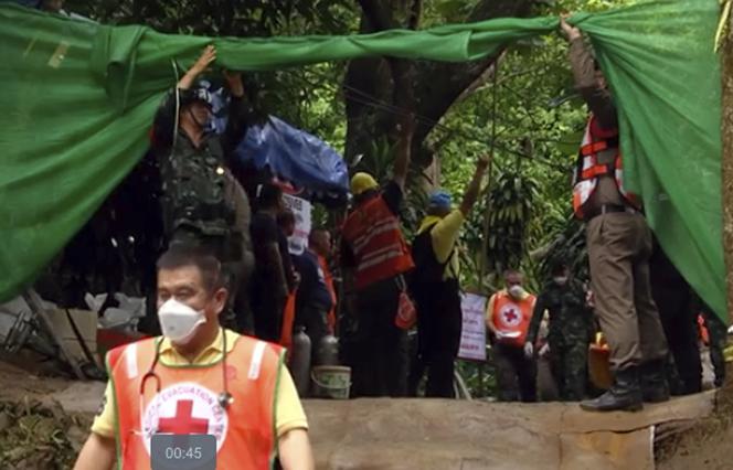 Tajlandia. Akcja ratunkowa w jaskini. Tak wygląda wyciąganie chłopców z zalanych korytarzy