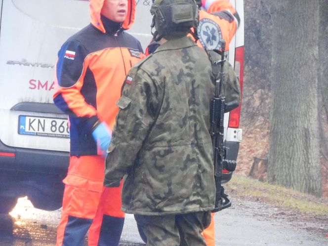 Masowy wypadek pod Warszawą! Zderzenie trzech aut z wojskową ciężarówką. Jedna osoba nie żyje