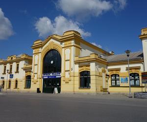 Makabryczne odkrycie w Bochni. Zwłoki 47-latka znalezione na ławce w pobliżu dworca PKP