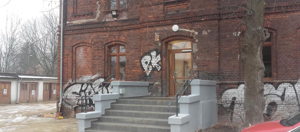 Budynek, do którego przenoszą się bezdomni