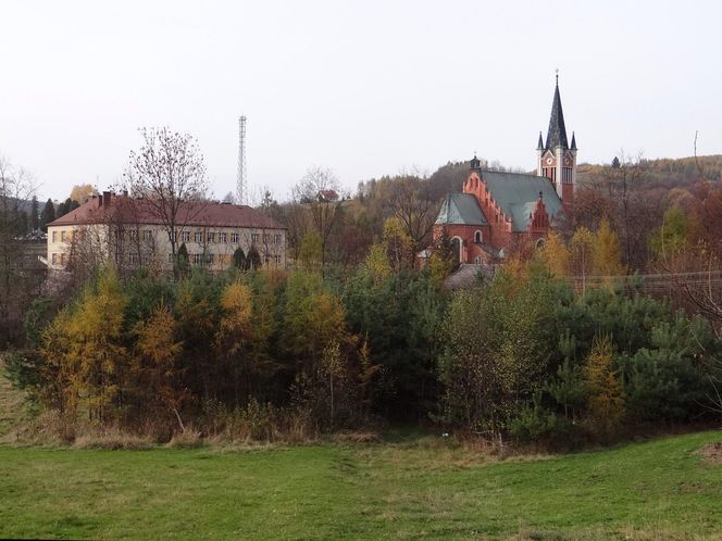 To jedna z najstarszych wsi w Małopolsce. Jest nazywana polskim Lourdes