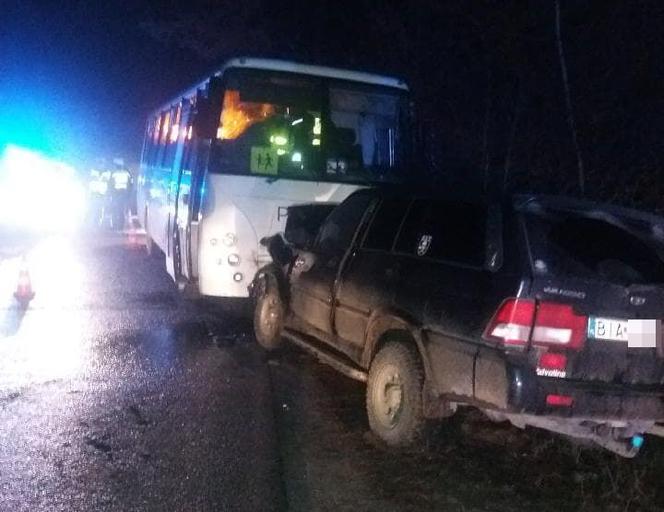 Czarna Białostocka. Autobus z dziećmi zderzył się z osobówką