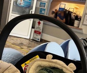 Daniel Martyniuk uczy syna pływać