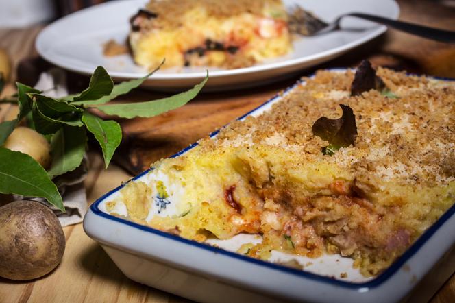 Babka ziemniaczana z salami i szynką w stylu włoskim