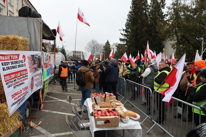 Protest rolników 20 marca przed Lubelskim Urzędem Wojewódzkim w Lublinie