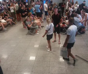Turyści uwięzieni na lotnisku bez jedzenia i picia. Mieli lecieć do Bułgarii ZDJĘCIA