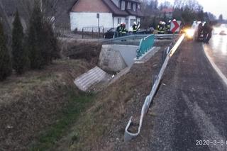 Samochód DACHOWAŁ tuż pod oknami domu w Tworkowej! To CUD, że nie było ofiar śmiertelnych