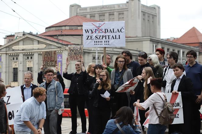 "Ani jednej więcej". W Katowicach protestowali po śmierci Doroty. "Macie klauzulę, nie macie sumienia"