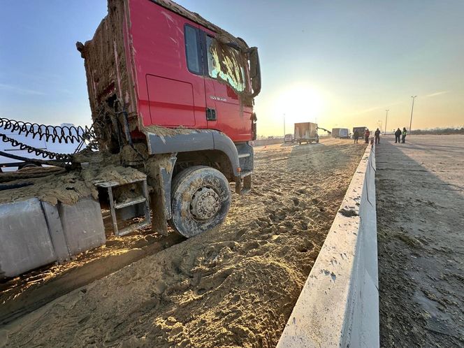 Potężny chaos na autostradzie A2. Na jezdnię i auta wysypały się tony piachu. Korek ma ponad 10 km