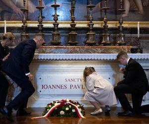 Rodzina Nawrockich przy grobie papieża Polaka