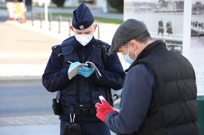 Dostał mandat,  a może szedł na obchody?