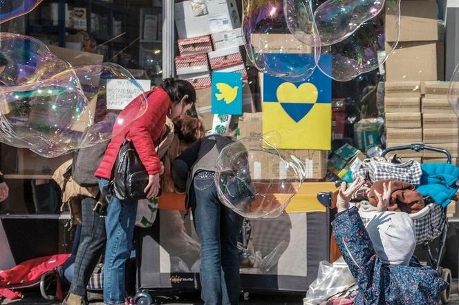 Centrum Pomocy Puławska 20. Uchodźcy czekają godzinami przed sklepem z darmowymi produktami