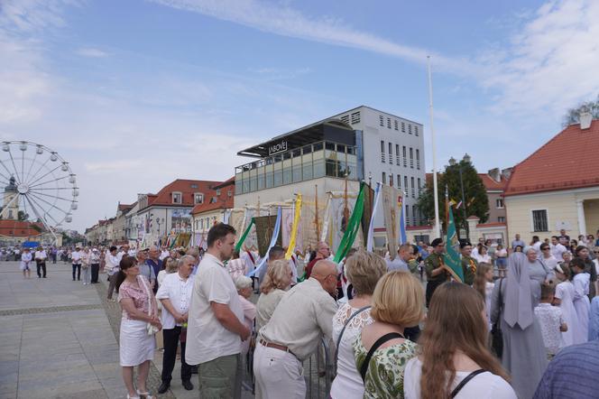 Boże Ciało 2024. Tłumy wiernych przeszły w procesji ulicami Białegostoku