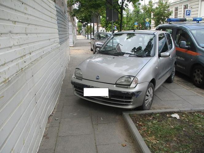 Nie chce im się czy nie potrafią? Tak parkują w Płocku "bezmyślni kierowcy" [ZDJĘCIA]