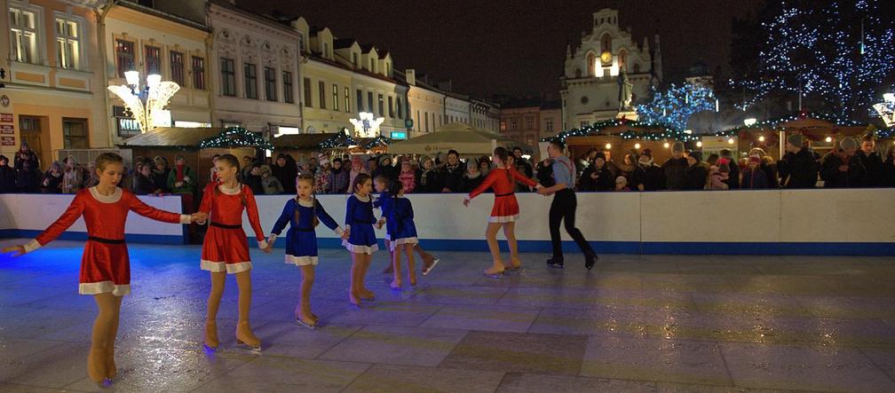 Otwarcie lodowiska na Rynku w Rzeszowie [ICE SHOW]