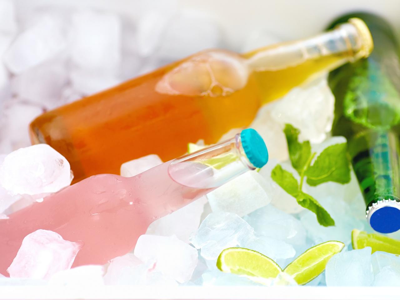 Sprytne triki na szybkie schłodzenie napojów. Sprawdzą się w każdych warunkach