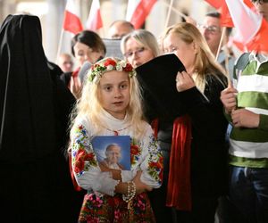 Zło dobrem zwyciężaj. Setki osób czuwały w Watykanie w rocznicę wyboru Jana Pawła II