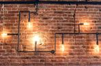 Industrialne lampy i widoczne żarówki