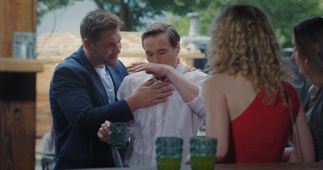 M jak miłość, odcinek 1887. Marcin (Mikołaj Roznerski), Olek (Maurycy Popiel), Klaudia (Magdalena Dwurzyńska)