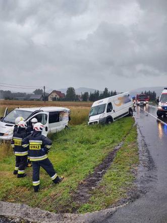 Łososina Dolna. Zderzenie dwóch dostawczaków. Ciężarówka chciała je minąć i skończyła w rowie