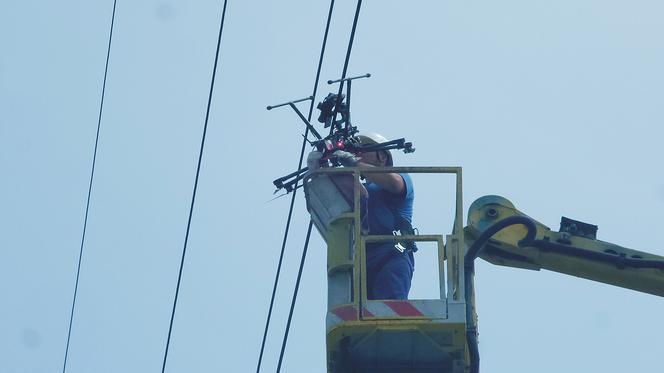 Dron zawisł na drutach