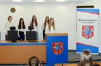 Młodzież rozmawiała podczas debaty o szczęściu w życiu współczesnego nastolatka