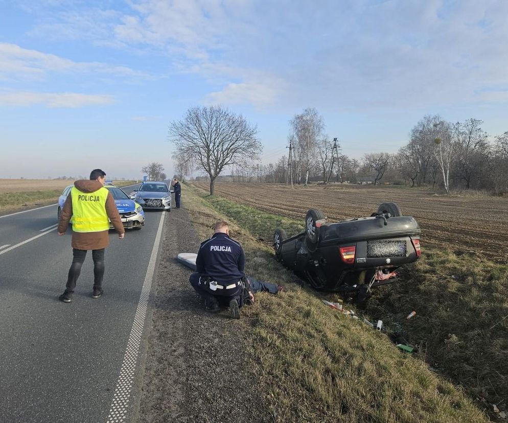 Pijany kierowca uciekał przed policją po polach. Auto dachowało