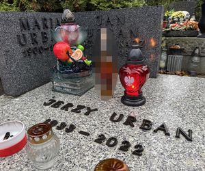 Grób Jerzego Urbana w Zaduszki. Niewiarygodne, co mu położyli na płycie!