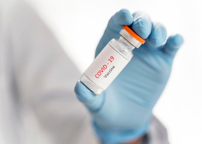 Koncerny farmaceutyczne prowadzą badania dotyczące skuteczności ich szczepionek w walce z nowymi wariantami koronawirusa