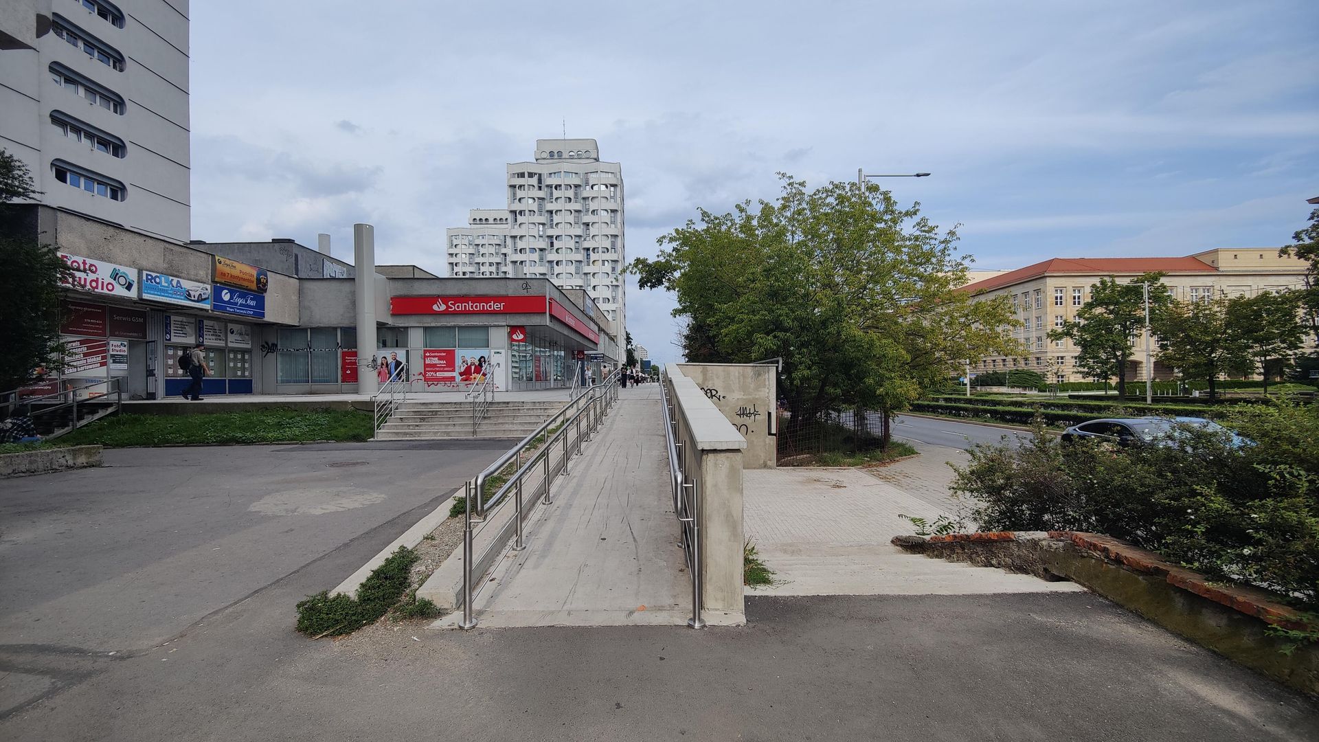 Remont esplanady przy Sedesowcach we Wrocławiu