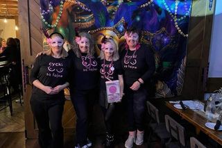 Zaszaleli dla kobiet. Udana ostatkowa maskarada na rzecz chorych na raka piersi