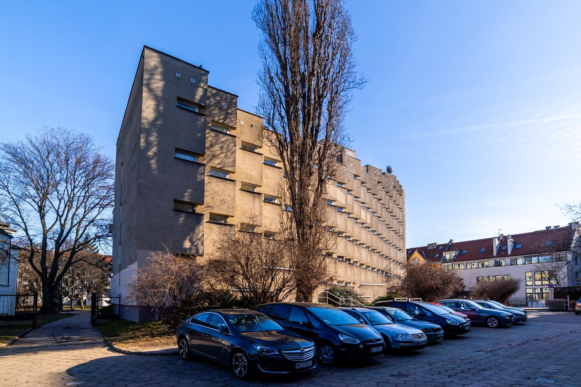 Blok PRL na ul. Koziej 9 - zobacz budynek, który z zmienia się wraz z punktem widzenia