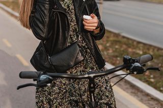 Wiosną łączymy romantyczne sukienki z elementami motocyklowymi. Moto boho to najmodniejszy styl nadchodzącego sezonu! 