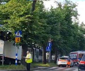 Wypadek na ulicy 3 Maja w Szczecinie. Samochód wjechał w tramwaj