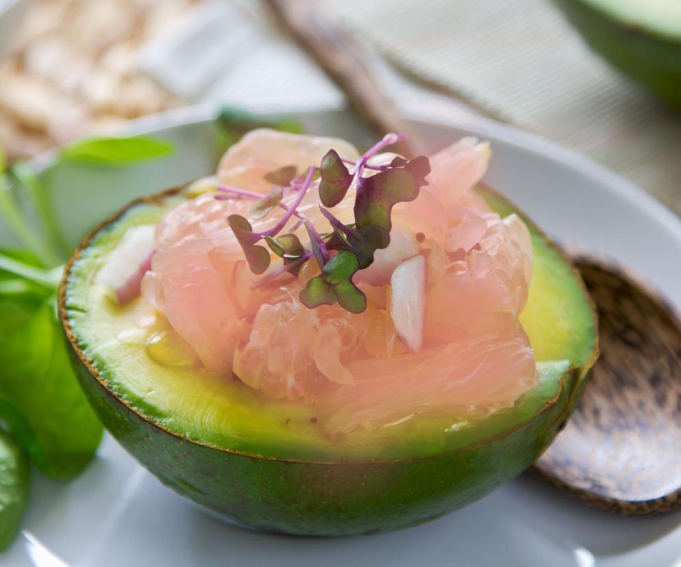 Sałatka z różowego grejpfruta i awokado