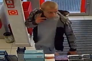 W Rossmannie w Białych Błotach grasował złodziej. Rozpoznajesz mężczyznę na zdjęciach?