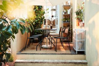 Parasol na balkon w bloku