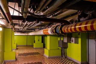 Tak wyglądają trzewia Pałacu Kultury. Stare fotele z Sali Kongresowej, centrum dowodzenia. Byliśmy w piwnicach PKiN