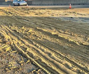 Potężny chaos na autostradzie A2. Na jezdnię i auta wysypały się tony piachu. Korek ma ponad 10 km