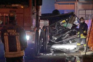 Katastrofa autobusu we Włoszech, 21 osób nie żyje! Wiadomo, kim byli pasażerowie. Kierowca zasłabł?