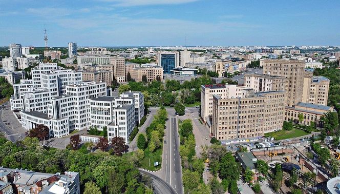 Plac Wolności w Charkowie - Derżprom po lewej stronie