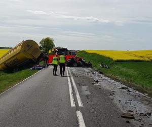 Tragiczny wypadek pod Wągrowcem! Nie żyją dwie osoby, w tym dziecko [ZDJĘCIA]