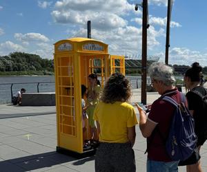 Żółta budka telefoniczna nad Wisłą