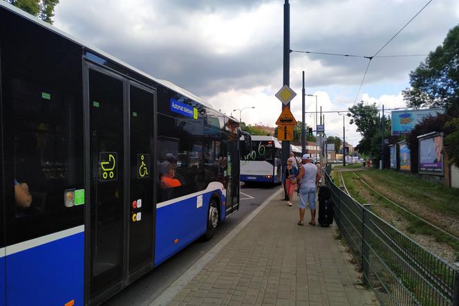 Wsiadanie tylko od strony kierowcy autobusu? Niecodzienna propozycja krakowskiego radnego