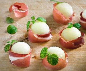 Jajka faszerowane z szynką parmeńską