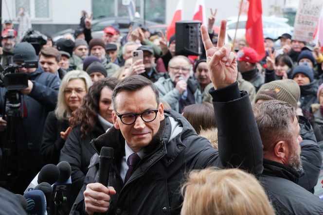 Mateusz Morawiecki pojawił się w budynku prokuratury w Warszawie. Ma usłyszeć zarzuty ws. wyborów korespondencyjnych z 2020 roku